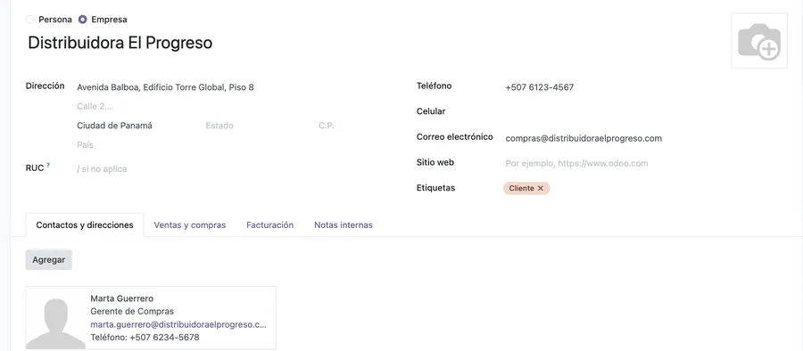 Ficha de contacto en Odoo mostrando dirección, etiqueta de cliente y una persona de contacto de la empresa